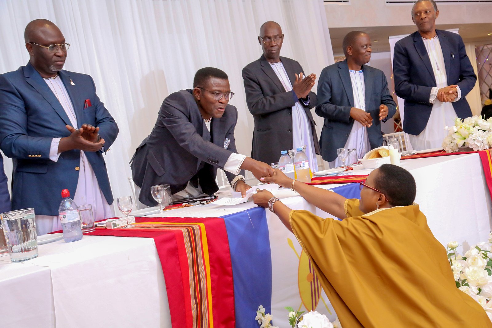 Okutuuza Olukiiko lw'Omubaka