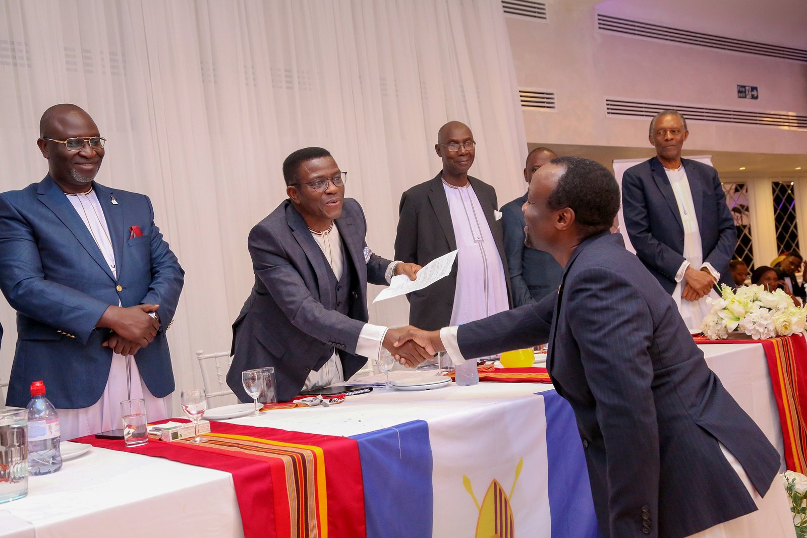 Okutuuza Olukiiko lw'Omubaka