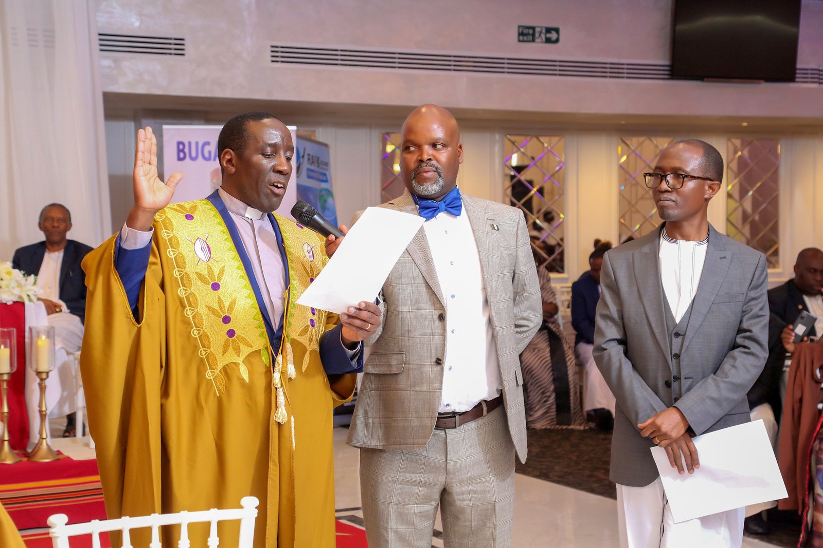 Okutuuza Olukiiko lw'Omubaka