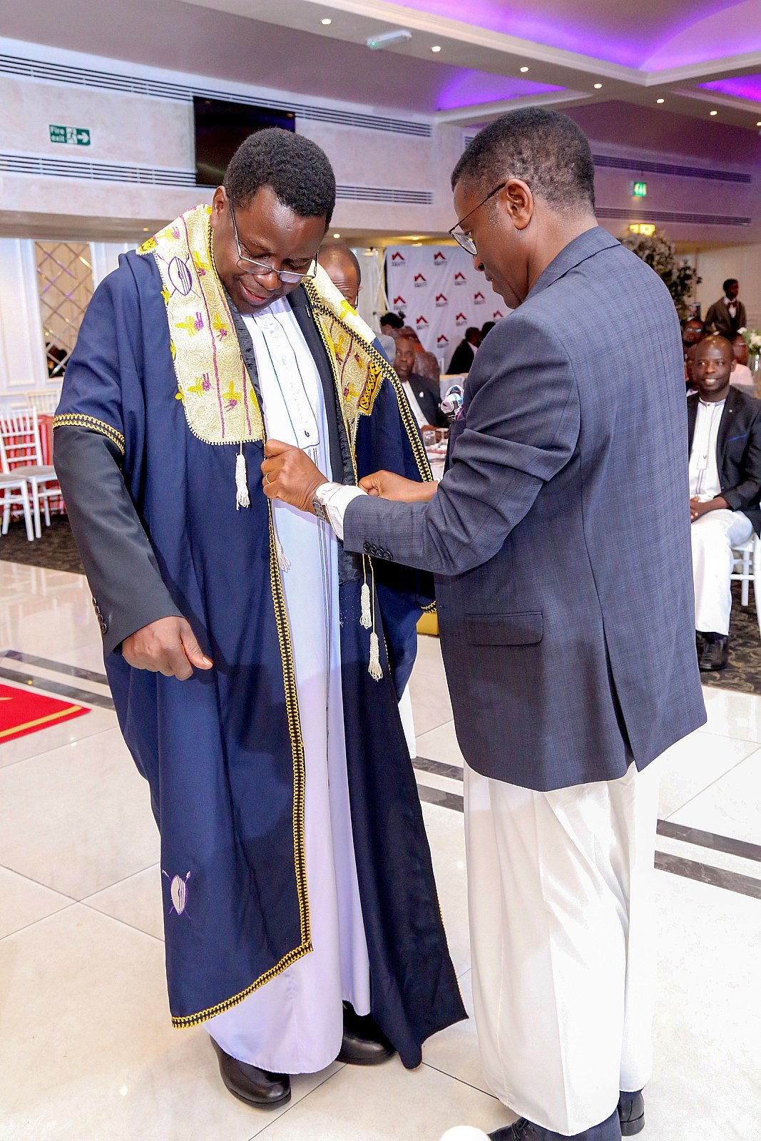 Okutuuza Olukiiko lw'Omubaka