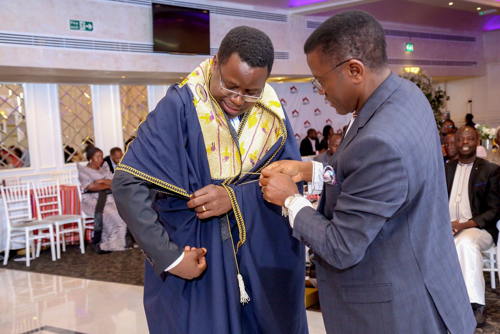 Okutuuza Olukiiko lw'Omubaka