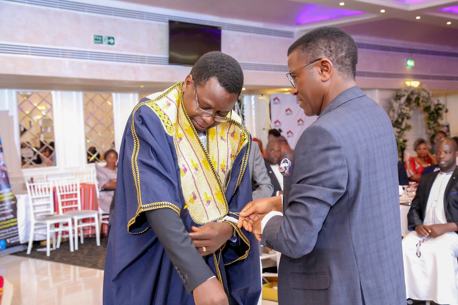 Okutuuza Olukiiko lw'Omubaka
