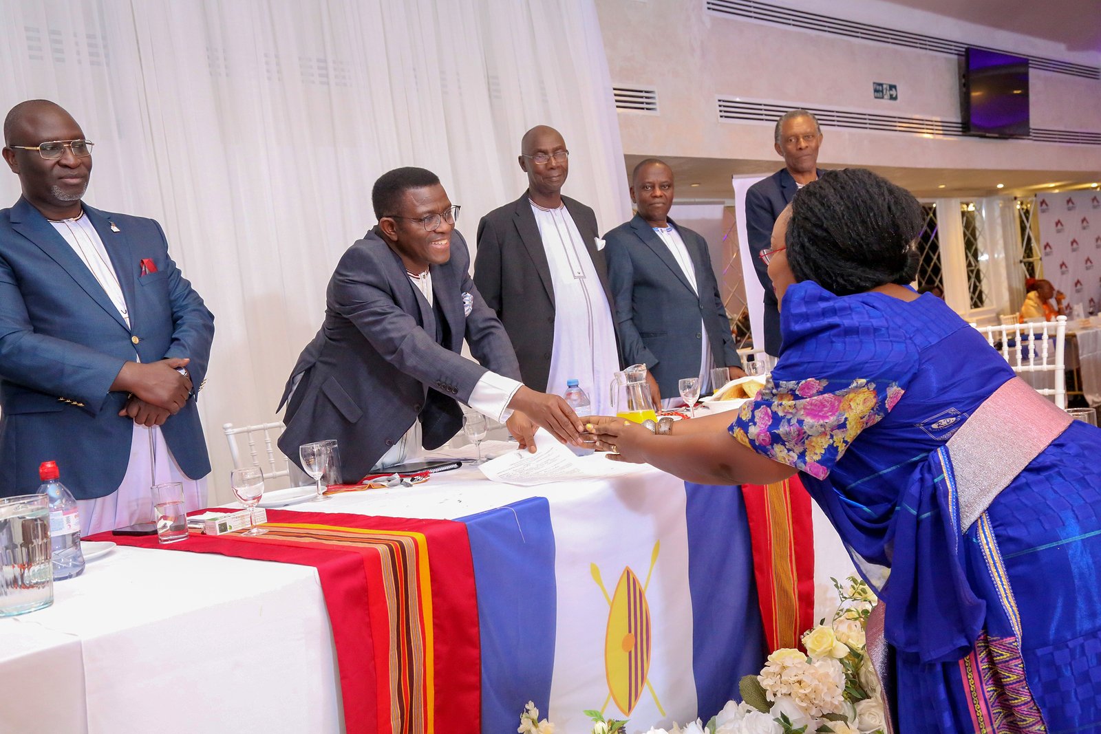 Okutuuza Olukiiko lw'Omubaka