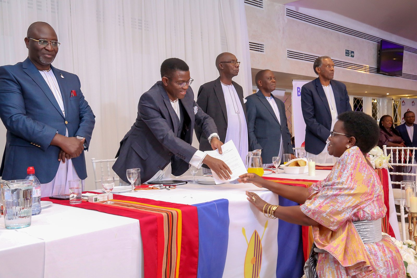 Okutuuza Olukiiko lw'Omubaka