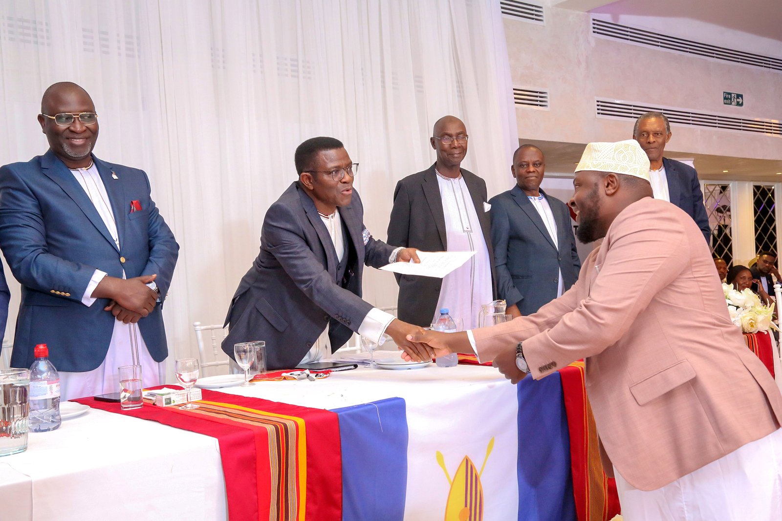 Okutuuza Olukiiko lw'Omubaka