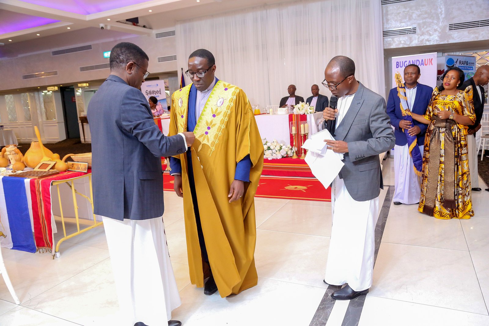Okutuuza Olukiiko lw'Omubaka