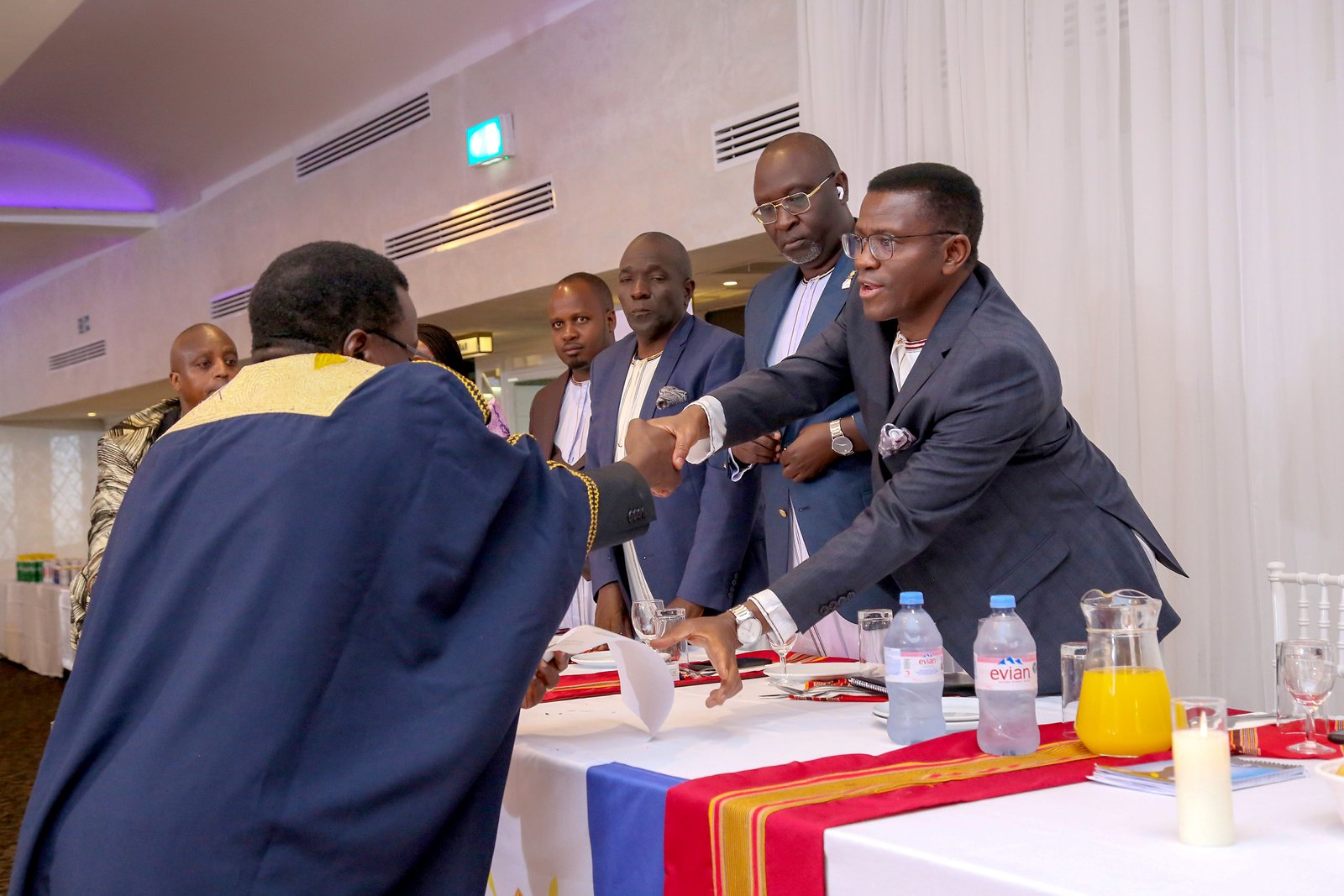 Okutuuza Olukiiko lw'Omubaka