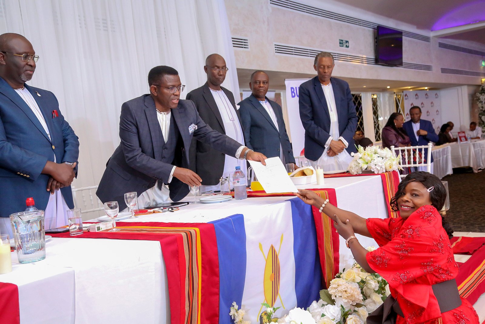 Okutuuza Olukiiko lw'Omubaka