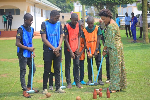 The Queen trying out a woodball game with the abasaakaate