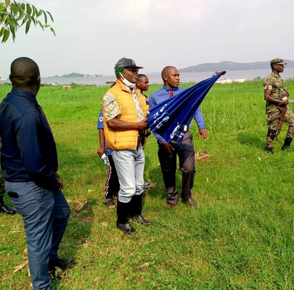 The king took a guided tour of the Mulungu landing site, accompanied by Prince Richard Ssemakookiro