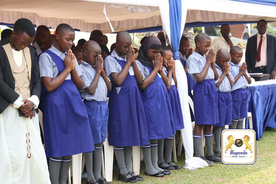 Students from the schools of the Busiro county pray