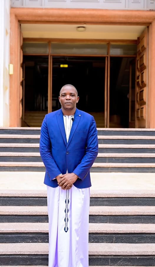 Katikkiro w’Ekika ky’Engabi Ennyunga, Jjajja Muyunga Stephen, ng’ayimiridde mu luggya lwa Bulange.