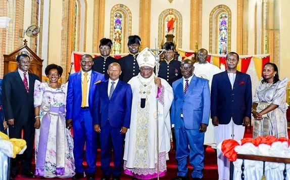 (From right) Omuzaana Marion Nankya, Prince David kintu Wasajja, Oweek Kiwanuka Sekandi, Bisp.Paul Ssemwogerere, Oweek Muyingo, Oweek Joseph Mulwanyamuli at Lubaga.Cathedral.