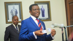 Katikkiro Akwasiddwa Endagamuntu Ye mu Butongole Oluvannyuma lw’Okwewandiisa Okupya