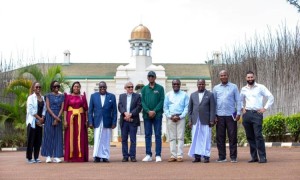 Sir Geoffrey Vos, omulamuzi omukulu e Bungereza, akyaddeko mu Buganda